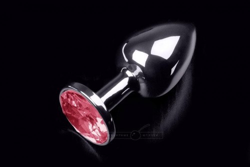 Пикантные Штучки - Маленькая серебристая анальная пробка с закругленным кончиком и кристаллом, 7х3 см (рубиновый) - sex-shop.ua