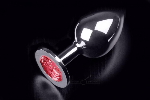 Пикантные Штучки - Большая серебристая анальная пробка с закругленным кончиком и кристаллом, 9х4 см (тёмно красный) - sex-shop.ua