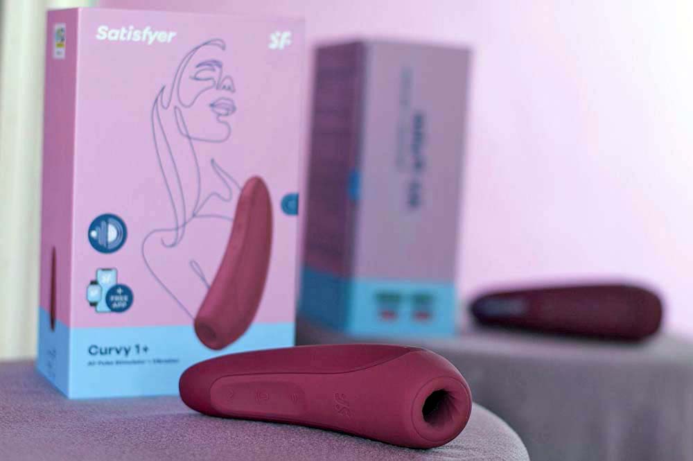 Satisfyer Curvy 1+ - вакуумно-волновой стимулятор с возможностью управления через приложение