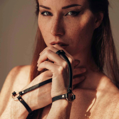 Bijoux Indiscrets MAZE Hand Bracelet Harness Black - пара браслетів на зап'ястя та палець з екошкіри, (чорний)