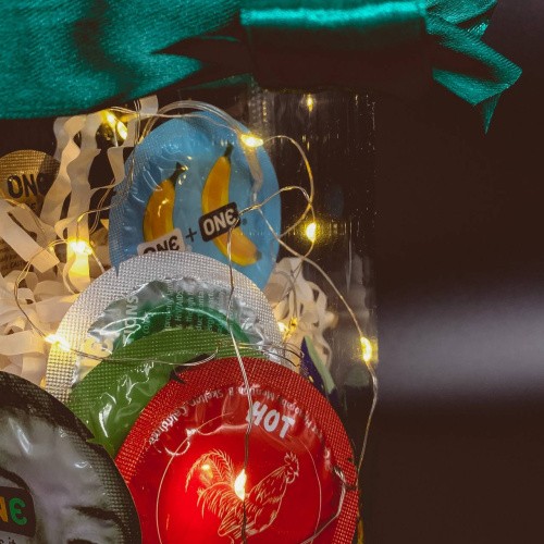 ONE Christmas Box з гірляндою - новорічний подарунковий набір презервативів, 14 штук, 7 видів