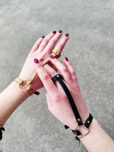 Bijoux Indiscrets MAZE Hand Bracelet Harness Black - пара браслетов на запястье и палец из экокожи, (черный) - sex-shop.ua
