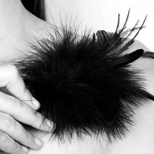 Bijoux Indiscrets Pom Pom - feather tickler - Метелочка - sex-shop.ua