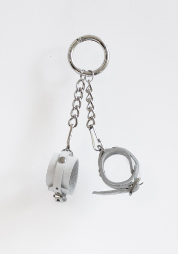 Feral Feelings - Брелок для ключей в виде наручников с пряжкой (белый) - sex-shop.ua