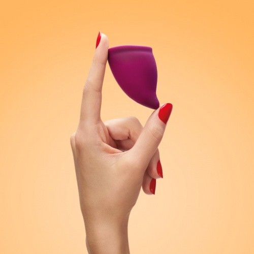 Fun Factory Menstrual Cup - менструальная чаша размер B, 30 мл 5.8х4.3 см (сливовый) - sex-shop.ua
