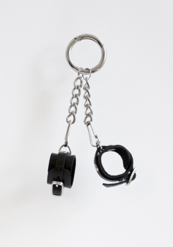 Feral Feelings - Брелок для ключей в виде наручников с пряжкой (чёрный) - sex-shop.ua